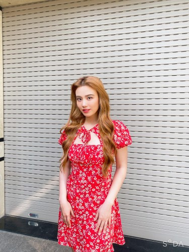 Mặc váy cut out sau lưng, Linh Miu để lộ hình xăm nửa kín nửa hở quyến rũ.