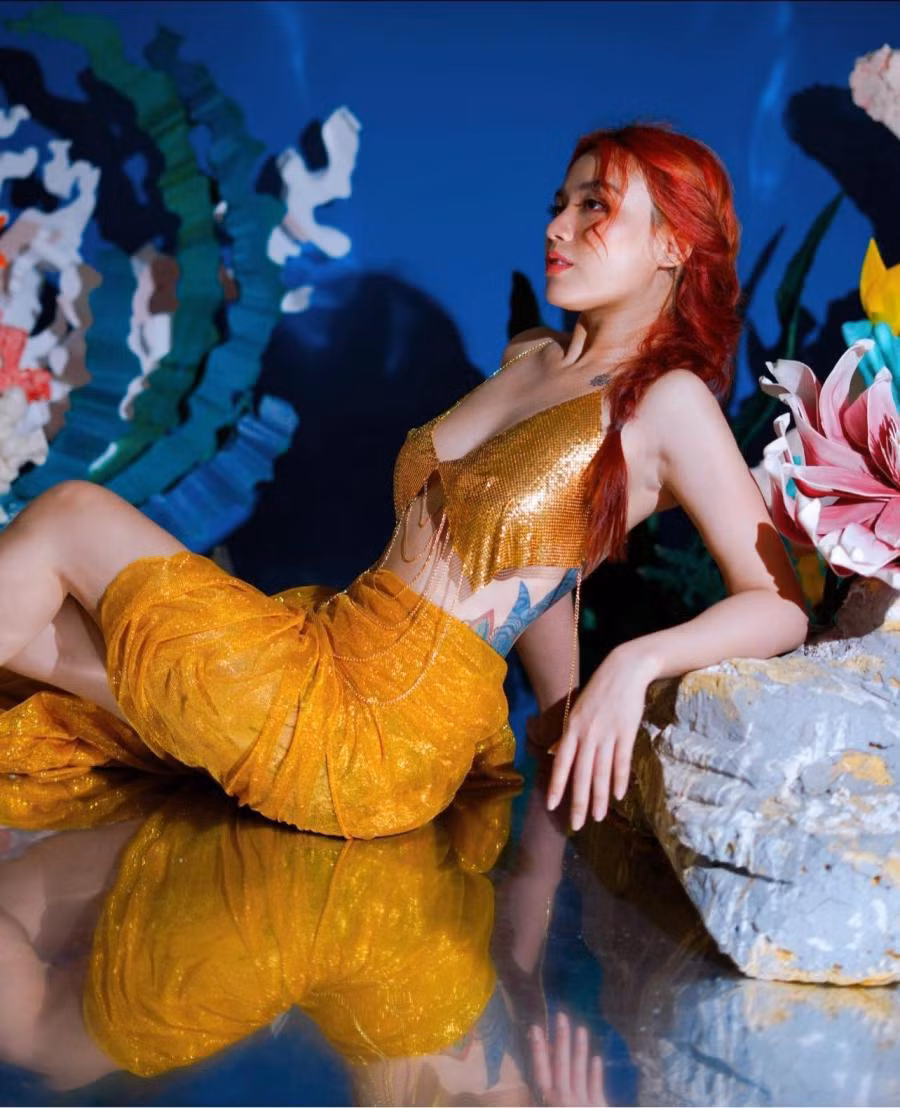 Mỗi hình xăm đều có ý nghĩa riêng đối với Linh Miu. Vị trí "vẩy mực" được cô nàng lựa chọn ở nhiều điểm khác nhau, từ trên ngực, sau lưng, dưới gót chân hay trên đùi...