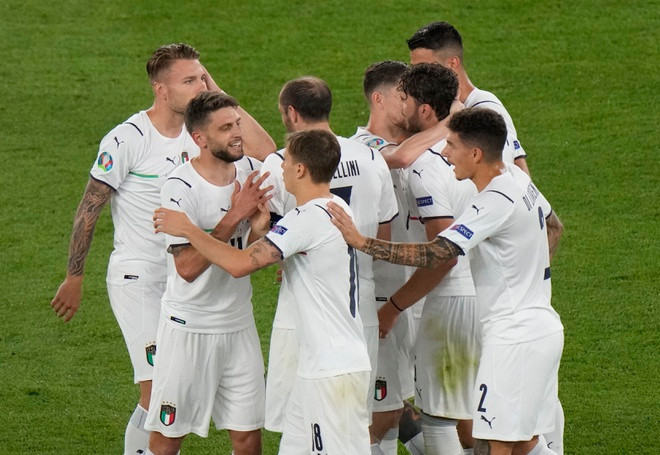 Bàn thắng khai thông thế bế tắc ngay lập tức xoay chuyển cục diện trận đấu. Italia càng đá càng hay, tạo áp lực dữ dội và nhanh chóng phá vỡ nốt những phòng tuyến cuối cùng vốn đã xộc xệch của Thổ Nhĩ Kỳ.