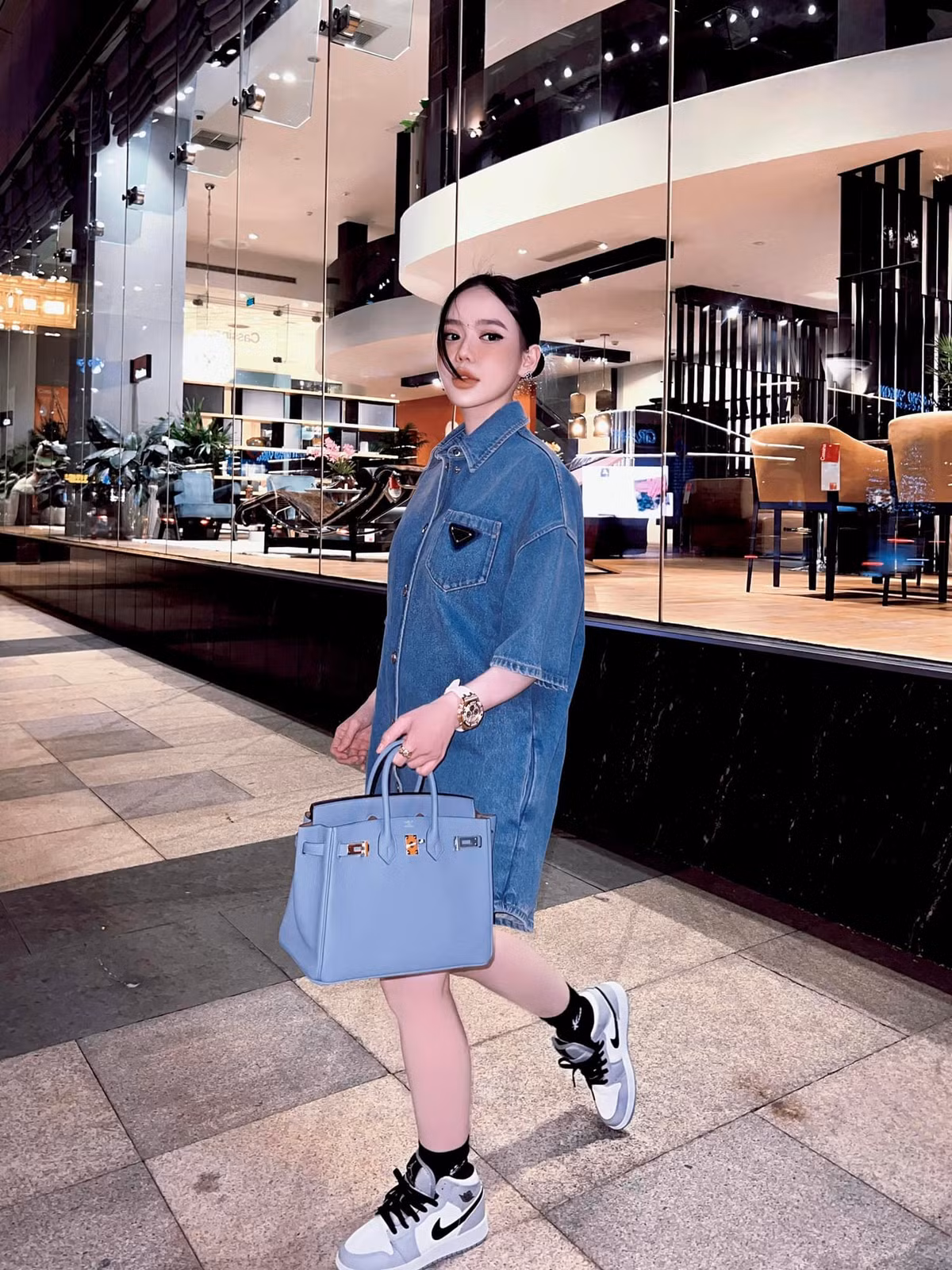 Cách đây chưa lâu, một hình ảnh "ngày xửa ngày xưa" được chính Vân Tiny chia sẻ đã làm cư dân mạng bất ngờ, bởi nhan sắc quá khứ của cô quá khác biệt so với hiện tại.