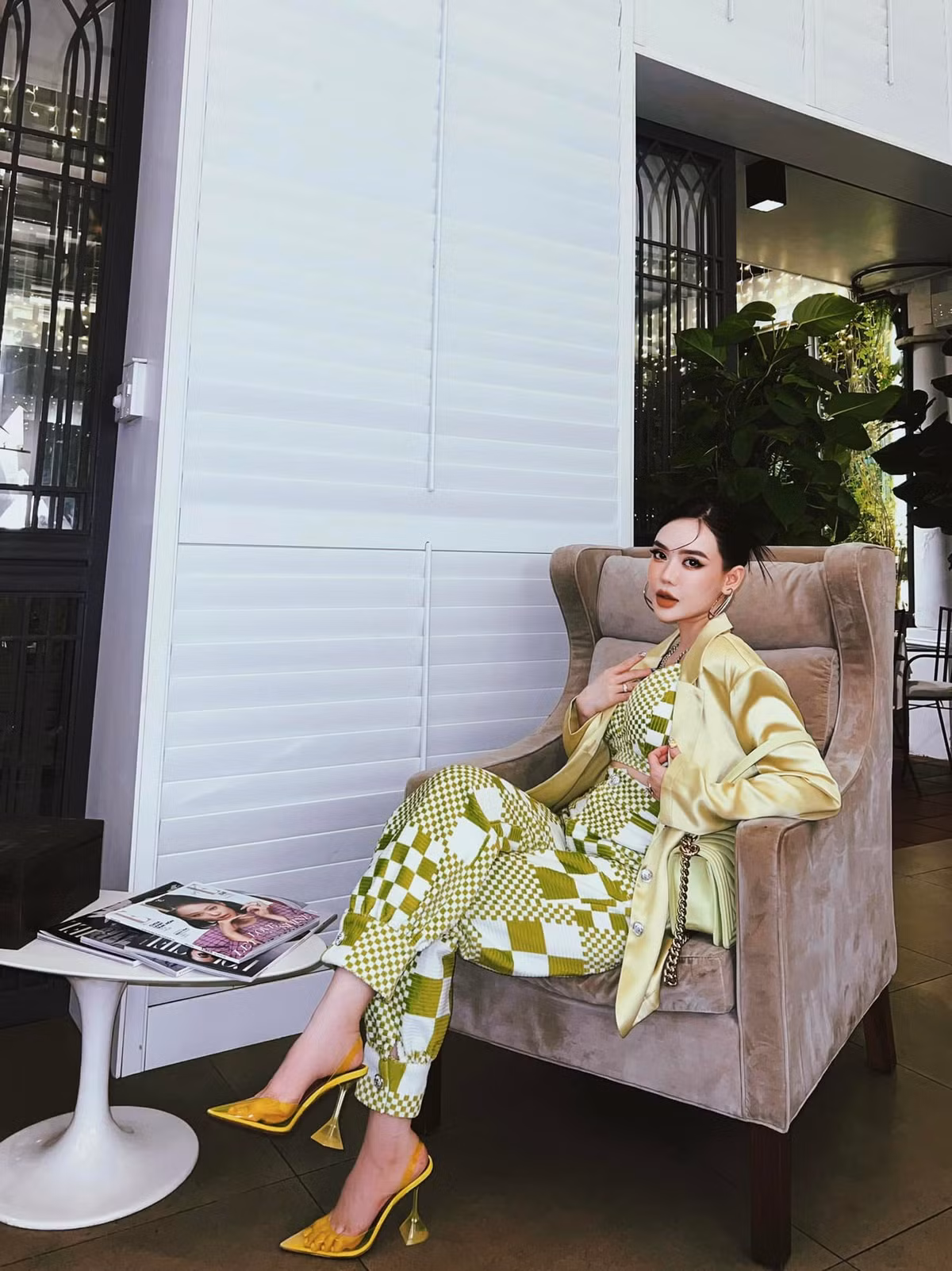 Cụ thể trong màn hỏi đáp với cư dân mạng, bà xã Fabo Nguyễn tiết lộ hình ảnh của mình hồi lớp 12 (khoảng năm 2010).