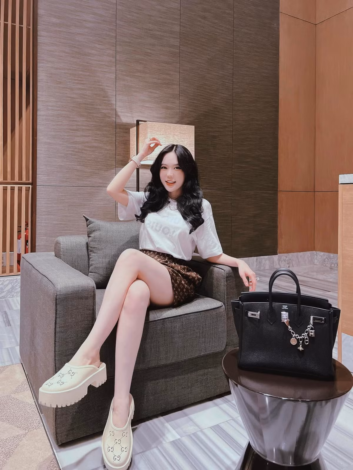 Ngoài ra, Vân Tiny có sử dụng thêm đai nịt bụng để định hình vòng 2.