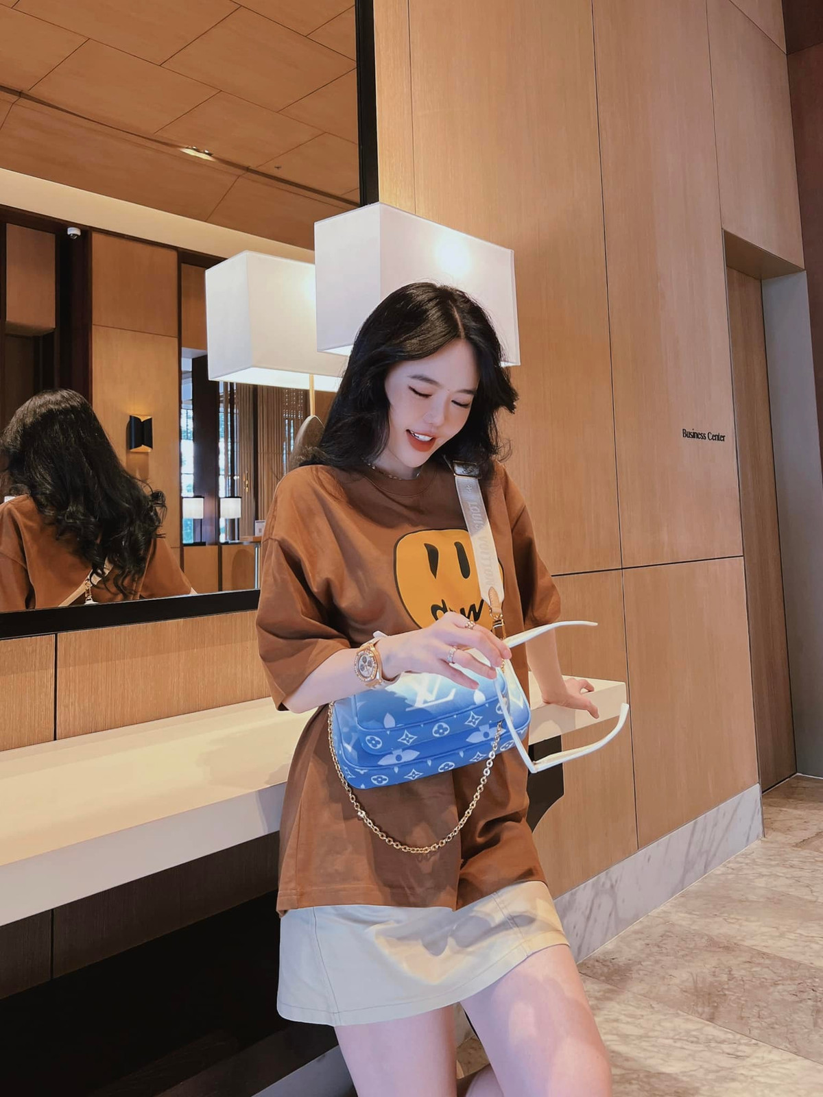 Việc luyện tập thể thao không chỉ giúp bạn trở nên khỏe mạnh hơn mà còn mang lại vóc dáng thon gọn, săn chắc. Khi không có thời gian lui tới phòng tâm, Vân Tiny tự rèn luyện tại nhà với một số động tác đơn giản như plank, squat,...