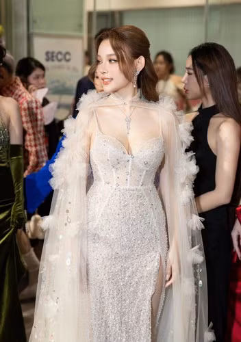 Có thể nói, dù là thành viên trong chương trình Chị Đẹp Đạp Gió Rẽ Sóng mùa 1 nhưng sức hút của Huyền Baby vẫn chưa hề giảm sút. Không ít người hâm mộ bày tỏ, việc người đẹp quay trở lại với nghệ thuật chính là một bước đi đúng đắn.