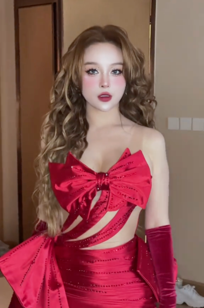 Dù được quay trực diện trên sân khấu qua cam thường hay khi được fan ghi lại hình ảnh qua màn hình led, visual của Huyền Baby vẫn cực “đỉnh nóc”. Netizen cho rằng cô nàng đẹp không tỳ vết, da trắng phát sáng, khí chất ngời ngời.