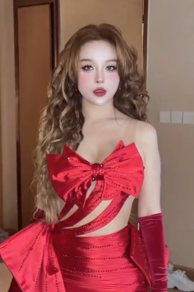 Dù được quay trực diện trên sân khấu qua cam thường hay khi được fan ghi lại hình ảnh qua màn hình led, visual của Huyền Baby vẫn cực “đỉnh nóc”. Netizen cho rằng cô nàng đẹp không tỳ vết, da trắng phát sáng, khí chất ngời ngời.