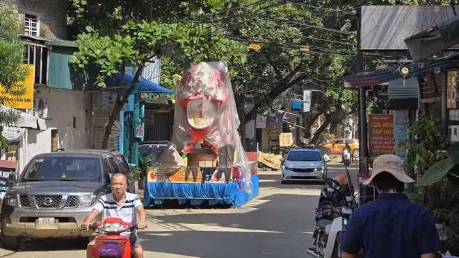 Trên các tuyến đường TP. Tuyên Quang , nhiều mô hình đèn lồng khổng lồ phục vụ lễ hội Thành Tuyên được che chắn kỹ càng, vượt qua đợt mưa, lũ lịch sử vừa qua.