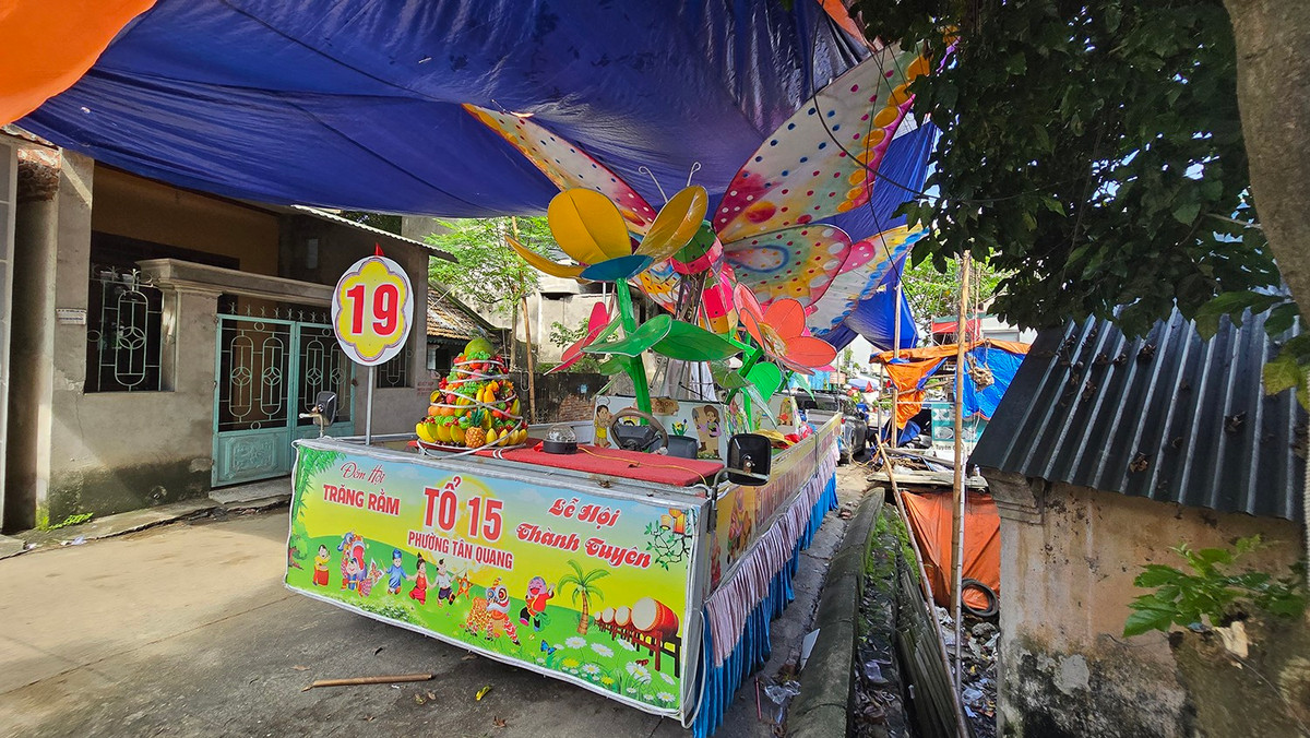 Mô hình đèn lồng cánh bướm thuộc khu vực Tổ dân phố 15 phường Tân Quang được người dân dựng rạp, che bạt.