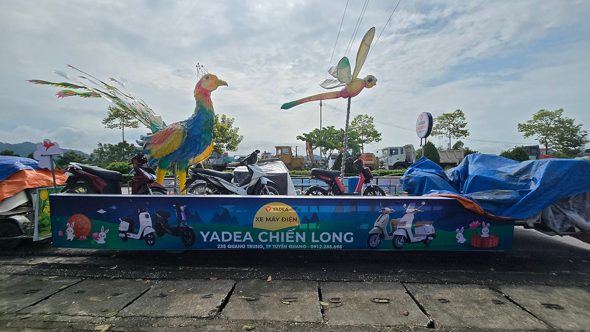 Những chiếc xe mô hình đèn lồng được che chắn vượt qua bão lũ tại Tuyên Quang.