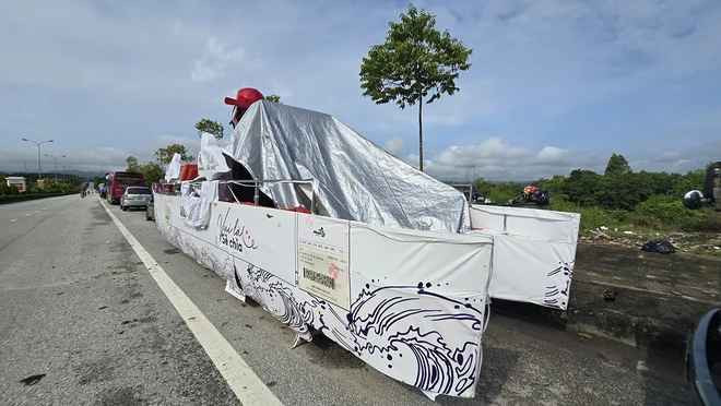 Nhìn những đoàn xe đèn lồng khủng lồ này, nhiều người không khỏi xót xa bởi chẳng còn bao lâu nữa là đến Tết Trung thu.