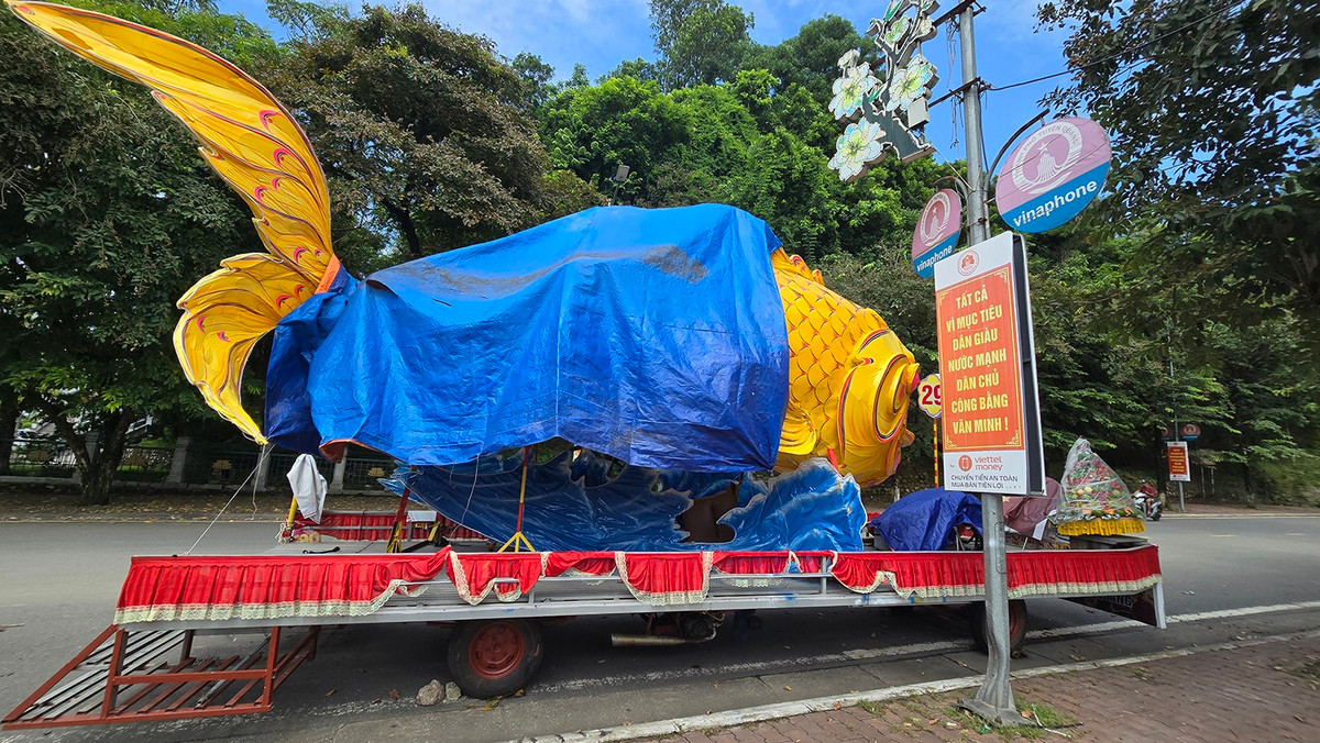 Mô hình cá chép trông trăng được phủ bạt kín, đặt gần khu vực quảng trường thành phố Tuyên Quang.
