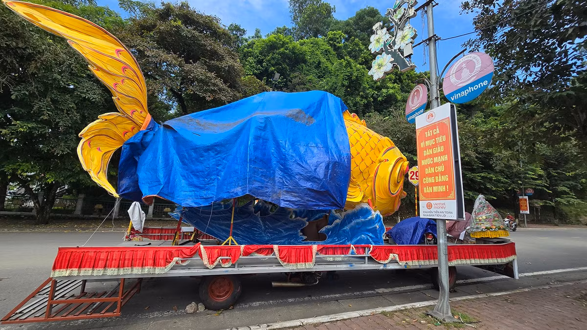 Mô hình cá chép trông trăng được phủ bạt kín, đặt gần khu vực quảng trường thành phố Tuyên Quang.