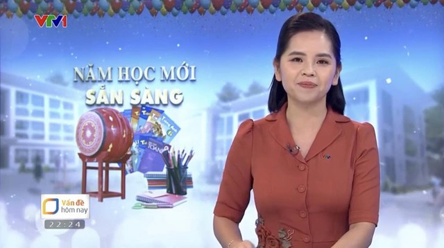 Hình ảnh Tùng Thư dẫn trên sóng VTV trong chương trình Vấn đề hôm nay.
