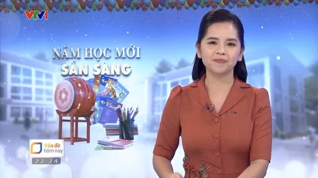 Hình ảnh Tùng Thư dẫn trên sóng VTV trong chương trình Vấn đề hôm nay.