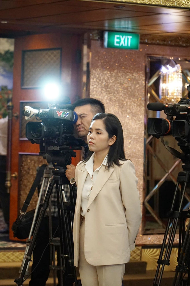 Ngoài việc đi tác nghiệp ngoài trường quay nhưng Tùng Thư cũng tham gia dẫn khá nhiều chương trình.