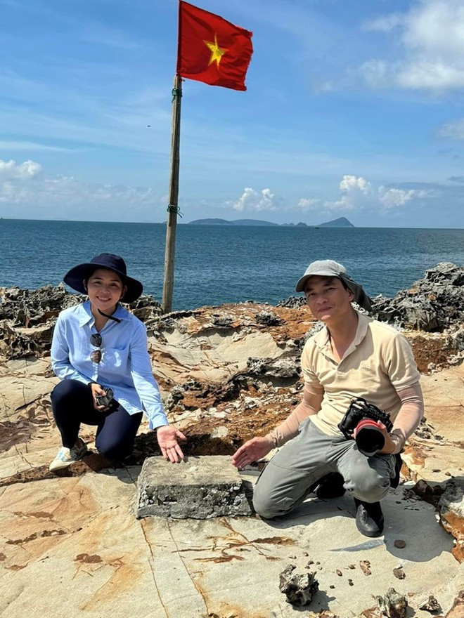 Trước đó, Tùng Thư chia sẻ hình ảnh cô phải đu dây 100m xuống hiện trường tại vùng sạt lở tại Hà Giang khi làm phóng sự.