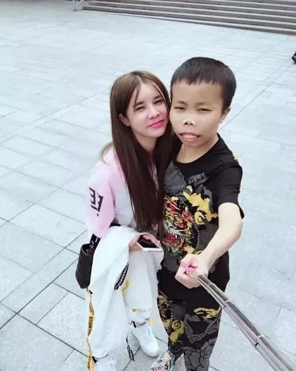 Có người ủng hộ và mừng cho Trần Sơn, nhưng cũng có người "ném đá" vì những clip của anh chàng và Thi Mạn thể hiện.