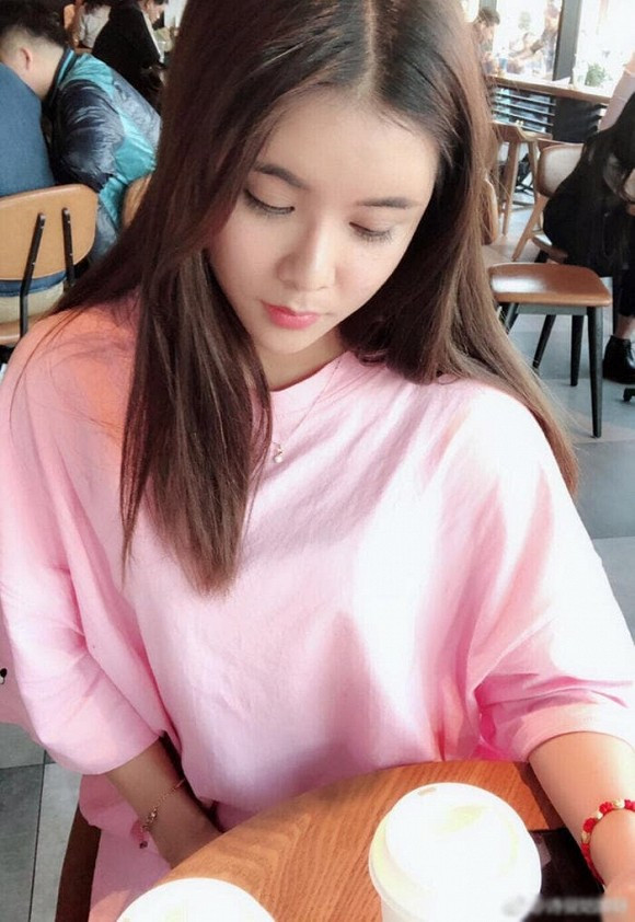 Chia tay Trần Sơn, Thi Mạn nhận không ít "gạch đá", bị chỉ trích là ham tiền, "sống ảo". Hình ảnh của cô cũng dần trở nên mờ nhạt.