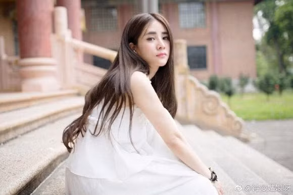 Khoảng thời gian yêu nhau, Thi Mạn luôn xuất hiện bên cạnh Trần Sơn, thường xuyên khoe những khoảnh khắc tình tứ ngọt ngào.