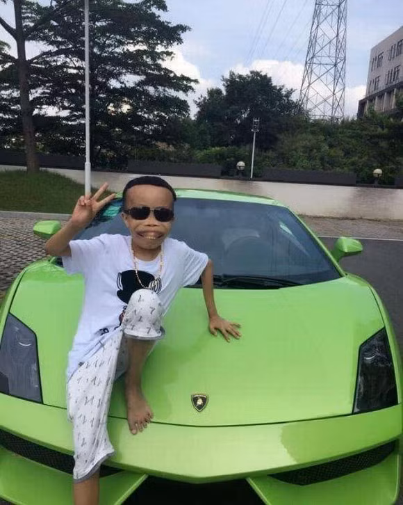 Nhờ ngoại hình xấu lạ mà Trần Sơn bỗng chốc nổi như cồn, được biết đến là hiện tượng livestream đình đám ở Trung Quốc. Đại gia 9X cũng từng bị đồn là con trai của một đại gia ở tỉnh Sơn Đông và được nhiều người gọi với biệt danh “thiếu gia xấu lạ”.