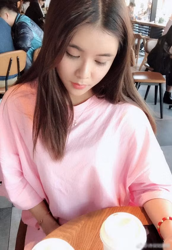 Chia tay Trần Sơn, Thi Mạn nhận không ít "gạch đá", bị chỉ trích là ham tiền, "sống ảo". Hình ảnh của cô cũng dần trở nên mờ nhạt.