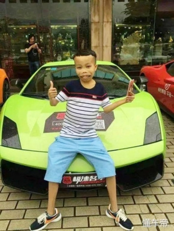 Điều kiện sinh sống của gia đình khó khăn, vì vậy thiếu gia Trần Sơn không có tiền để phẫu thuật. Đây cũng là lý do mà có rất nhiều người xem đã ủng hộ, tặng quà cho chàng trai này.