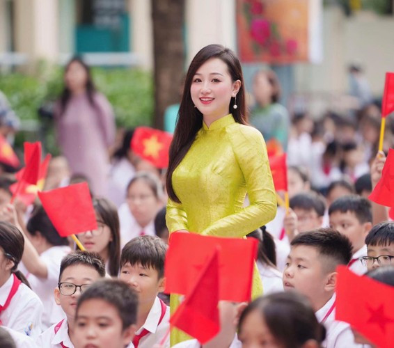 Theo tìm hiểu, chủ nhân bộ ảnh gây sốt mạng nói trên là Nguyễn Mỹ Linh (26 tuổi), giáo viên ngữ văn của một trường trung học cơ sở ở quận Ba Đình, Hà Nội.