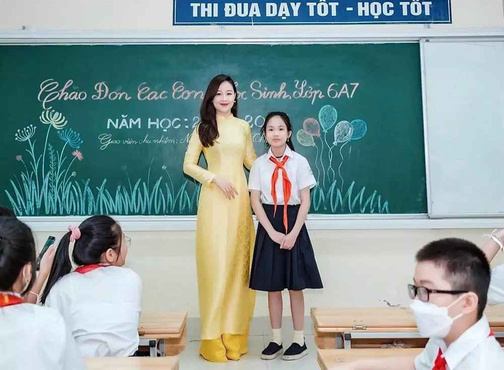 Mỹ Linh nói: "Dù lễ khai giảng đã kết thúc mấy ngày nhưng nhiều đồng nghiệp, bạn bè vẫn hỏi thăm khi thấy hình ảnh của tôi xuất hiện ở nhiều nơi. Tôi rất vui vì hình ảnh của mình và học trò cùng ngôi trường được mọi người biết đến nhiều hơn".
