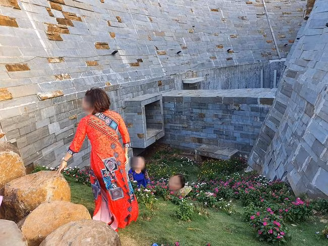 Đáng chú ý, trên người họ lại đang mặc chiếc áo dài truyền thống – quốc phục thể hiện sự dịu dàng, duyên dáng của phụ nữ Việt.