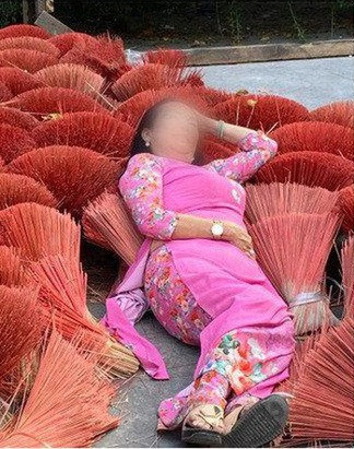 Hành động thiếu ý thức, cộng với việc làm xấu đi hình ảnh chiếc áo dài truyền thống, nhóm người người phụ nữ trên đã gây nên sự bức xúc lớn trong cộng đồng mạng. Những bức ảnh cũng được mọi người chia sẻ nhanh chóng.