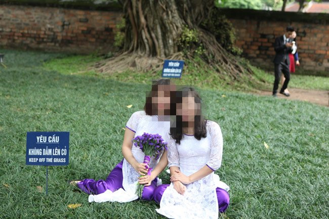 Đây không phải là lần đầu tiên dân mạng chứng kiến những hình ảnh không đẹp của những người phụ nữ vì quá mải mê tạo dáng chụp ảnh mà bất chấp biển cấm.