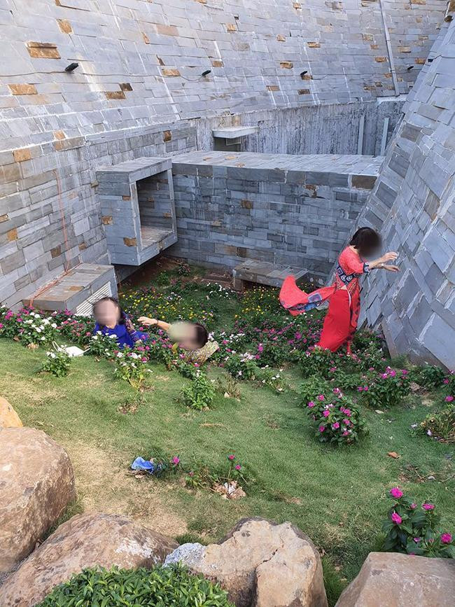 Theo người đăng tải những bức ảnh này cho biết, sự việc diễn ra tại bảo tàng cafe Trung Nguyên (Đắk Lắk) mới đây. Được biết, vì đây là không gian tại bảo tàng cafe nên các thảm cỏ được giữ gìn rất cẩn thận và đã có biển cấm, thế nhưng nhóm người phụ nữ này lại nằm đè lên trên để chụp ảnh sống ảo.