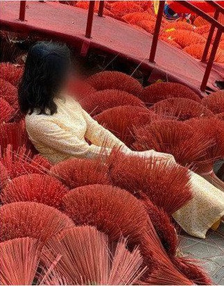 Ai nấy đều lắc đầu ngao ngán trước ý thức của nhóm này. "Trời ơi, có biển cấm rồi mà không đọc được chữ sao các chị? Người gì mà vô duyên quá vậy, mặc quốc phục trên người mà lại làm những chuyện không thể chấp nhận được", một cư dân mạng bình luận.