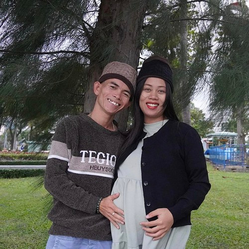 Không chỉ vậy, hiện tượng mạng này còn làm quen và cưới được vợ tên là Bông Lan.