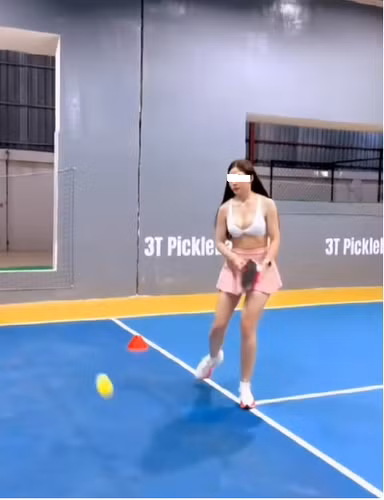 Cũng từ việc, một số bạn nữ diện đồ mát mẻ lên sân, khiến nhiều người dần mất thiện cảm với bộ môn này.