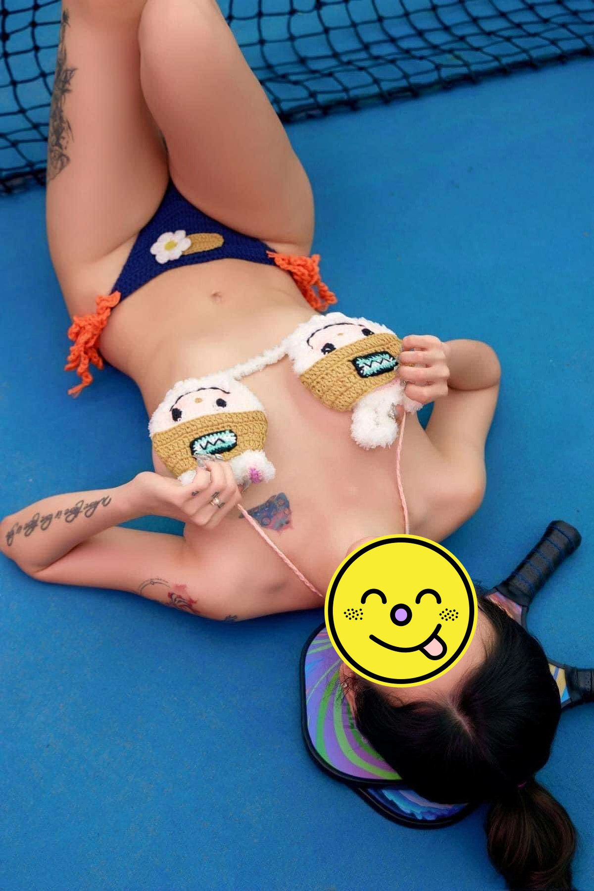 Bên cạnh đó, việc cô gái này ra sân chỉ để uốn éo, tạo dáng chụp hình câu like cũng khiến dân chơi thể thao bức xúc.