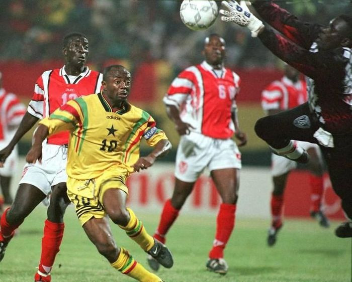 Abedi Pele, từng vô địch châu Âu cùng Marseille, một trong những huyền thoại của bóng đá châu Phi. Anh chưa một lần vinh dự cùng Ghana đá VCK World Cup, anh thuộc người "sinh nhầm" thế hệ.