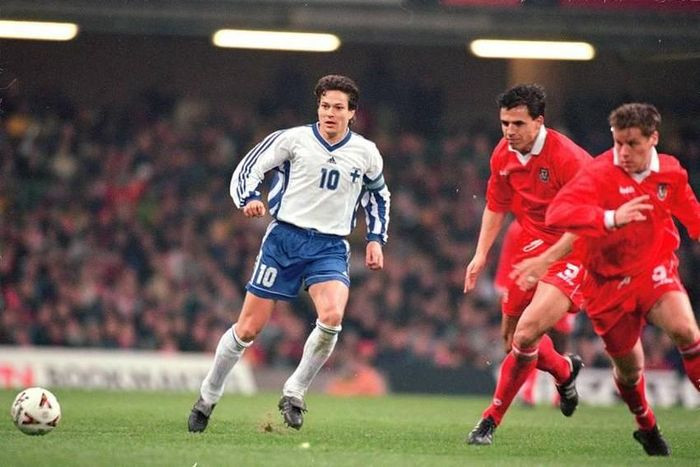 Jari Litmanen (áo trắng), ngôi sao lạc lối, 12 năm đeo băng đội trưởng của tuyển Phần Lan, nhưng Phần Lan thiếu vắng tài năng nên tiền đạo của Ajax, Barcelona và Liverpool này luôn nằm nhà xem World Cup.