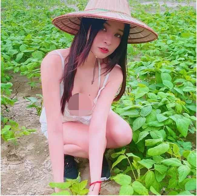 Thay vì chọn những trang phục kín đáo để đảm báo tránh việc bị côn trùng hay bùn đất bắn vào người, các cô gái lại chọn đồ hở bạo để khoe vòng 1 hay vòng 3 loã lồ.