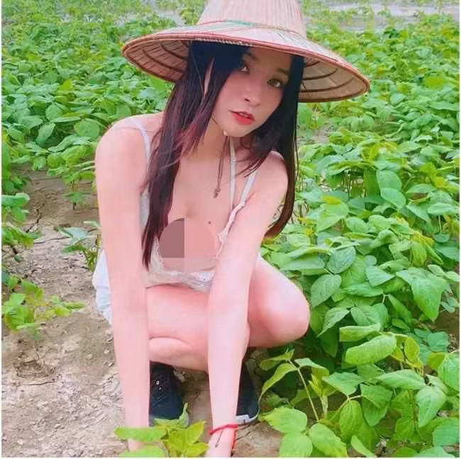 Thay vì chọn những trang phục kín đáo để đảm báo tránh việc bị côn trùng hay bùn đất bắn vào người, các cô gái lại chọn đồ hở bạo để khoe vòng 1 hay vòng 3 loã lồ.