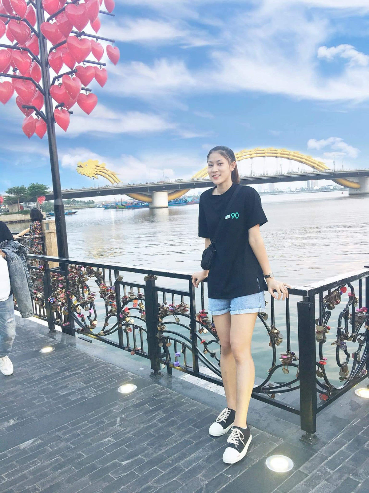 Không chỉ thu hút sự chú ý nhờ tài năng, Kiều Trinh sở hữu sắc vóc ấn tượng. Khác với sự máu lửa trên sân đấu, tay đập người Quảng Bình có nét dịu dàng, duyên dáng trên gương mặt.