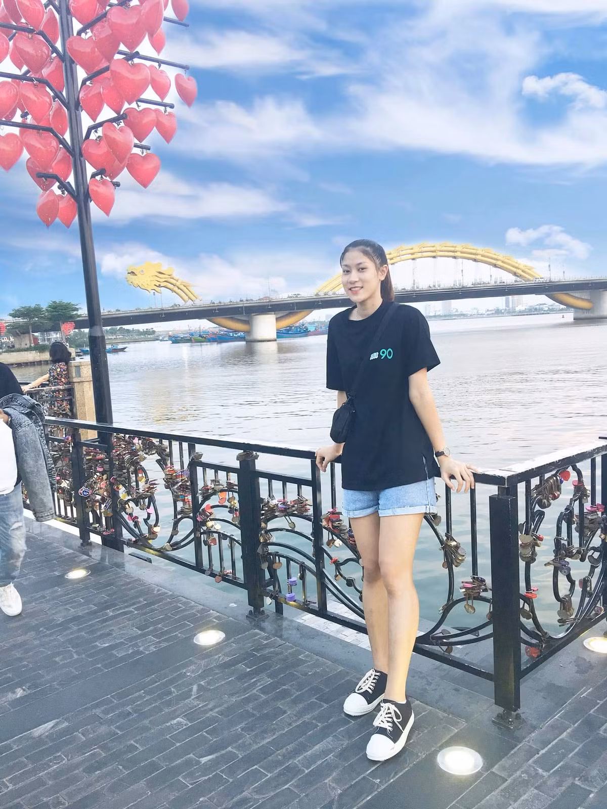 Không chỉ thu hút sự chú ý nhờ tài năng, Kiều Trinh sở hữu sắc vóc ấn tượng. Khác với sự máu lửa trên sân đấu, tay đập người Quảng Bình có nét dịu dàng, duyên dáng trên gương mặt.