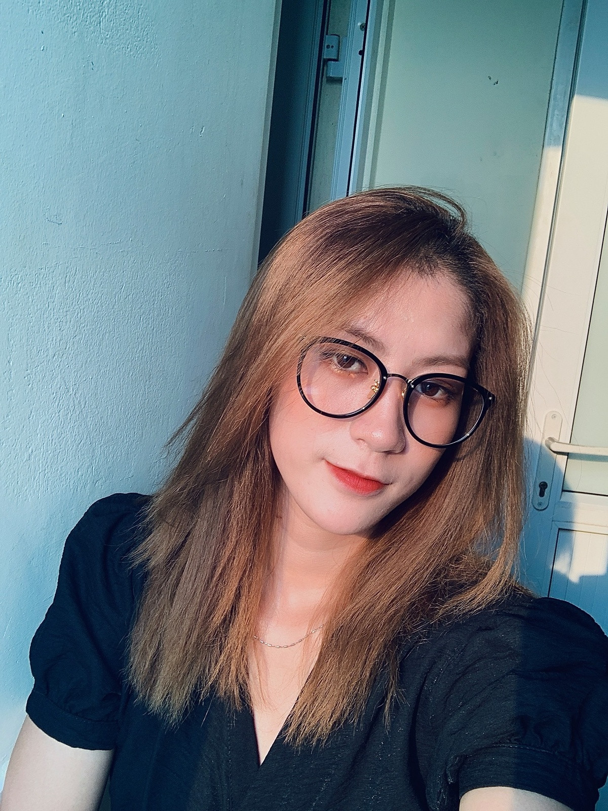 Hoàng Thị Kiều Trinh sinh năm 2001 tại Lệ Thủy, Quảng Bình. Sinh ra trong gia đình nghèo khó và bố mất sớm khiến tuổi thơ cô nàng thiếu thốn hơn bạn bè đồng trang lứa.