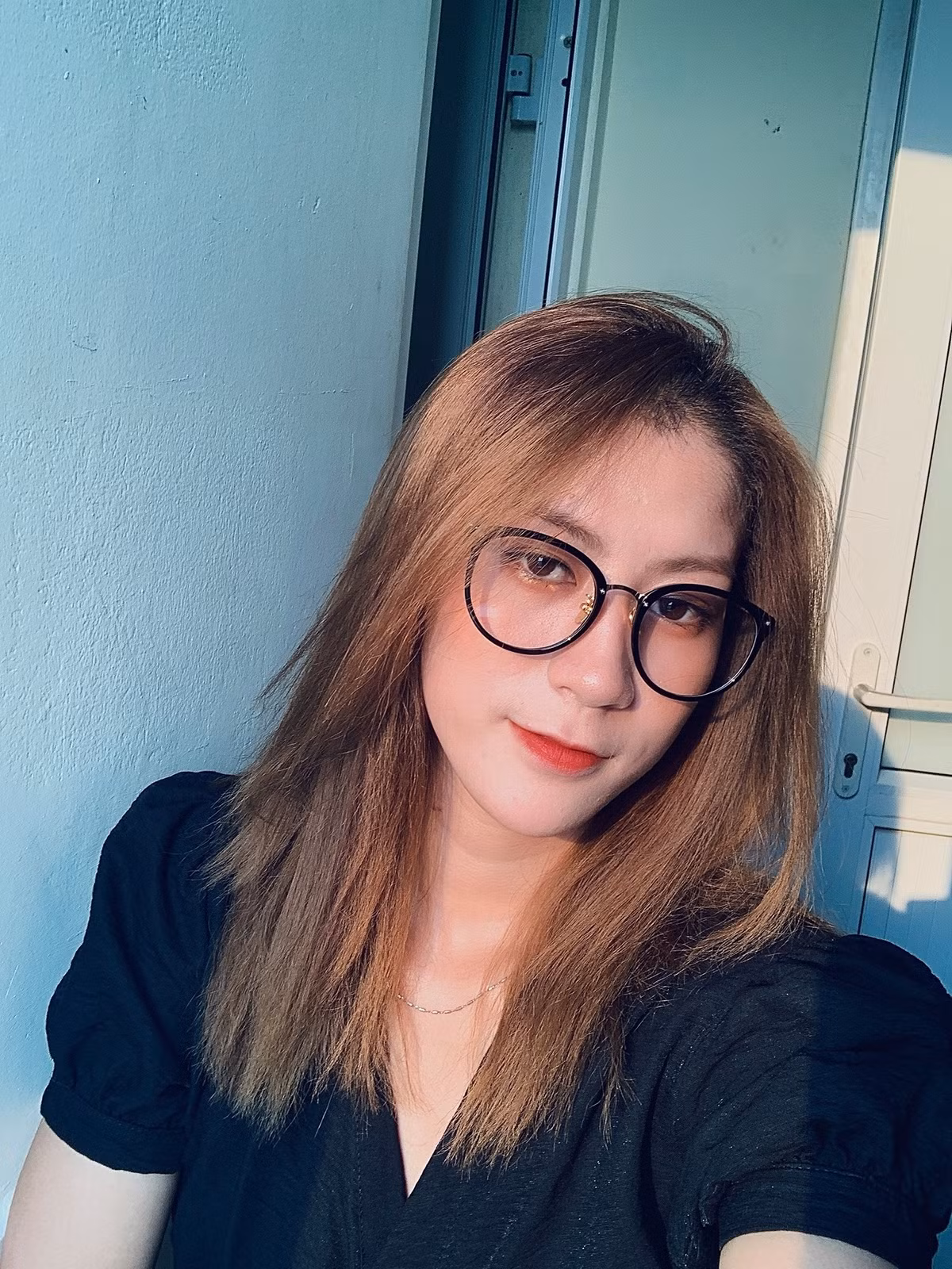 Hoàng Thị Kiều Trinh sinh năm 2001 tại Lệ Thủy, Quảng Bình. Sinh ra trong gia đình nghèo khó và bố mất sớm khiến tuổi thơ cô nàng thiếu thốn hơn bạn bè đồng trang lứa.