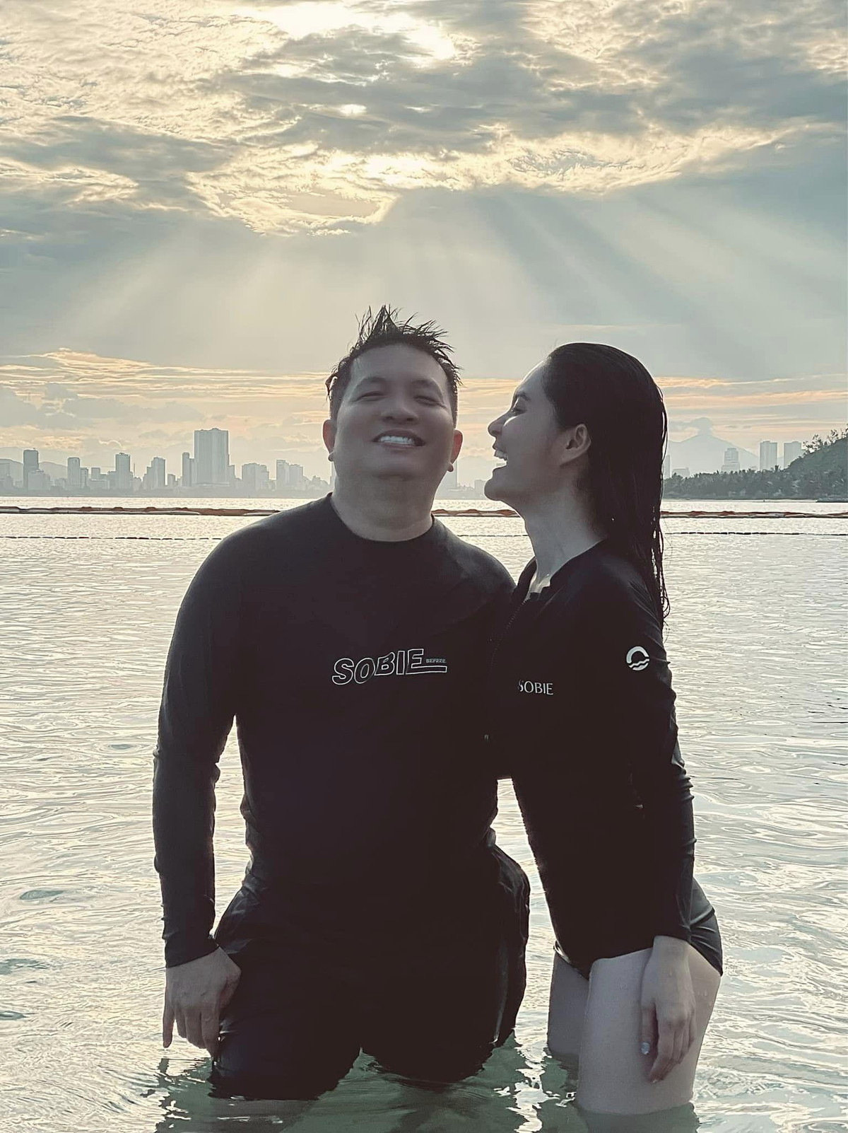 Đoàn Di Băng còn được nhiều người hài hước đặc cho biệt danh "nữ đại gia quận 7". Dù không hoạt động trong showbiz, nhưng ngoài giới doanh nhân thì cô nàng cũng là gương mặt thân thiết với nhiều nghệ sĩ, là nhà tài trợ của nhiều chương trình đẳng cấp.