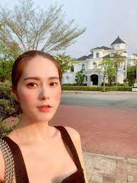 Tài sản kếch xù của Đoàn Di Băng là luôn là điều mà cư dân mạng ai nhìn vào cũng phải trầm trồ, ngưỡng mộ. Ngoài căn biệt thự tiền tỷ mà cô cùng gia đình đang sinh sống, thì nữ đại gia quận 7 còn có cho mình hàng loạt căn hộ, mảnh đất đắc địa, đầu tư bất động sản hàng loạt nơi.