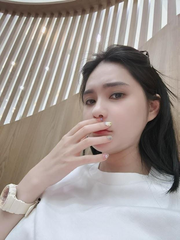 Theo đó, với hình ảnh ái nữ nhà cô đang tập viết, nhiều người đã cho rằng Yuki đã có cách cầm viết sai, không đúng chuẩn. Dân mạng lấy cớ đó thi nhau ùa vào nói Đoàn Di Băng dạy con nhưng thấy con cầm sai lại không biết chỉnh đốn, không chịu gò ép để con gái cầm bút đúng nề nếp hơn.