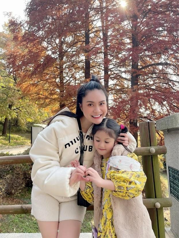 Không thể ngồi yên trước những lời công kích, bà mẹ 2 con ngay sau đó cũng đã đăng tải hẳn một đoạn clip, đáp trả gay gắt với những lời lẽ đanh thép khiến ai nghe được cũng phải lặng im. Nữ đại gia thẳng thắn cho biết: "Đừng ai can thiệp vào cách chăm và dạy con của người khác trừ khi họ hỏi ý bạn". Chưa hết, Đoàn Di Băng còn hùng hồn nói thêm: "Chỉnh bằng cái kiểu gì trong khi tao cũng cầm cây viết như vậy. Tao chỉnh cái kiểu gì? Tao có biết cầm viết đúng đâu. Phải chi mẹ nó là người chuẩn mực cầm cây viết đúng rồi để con cầm viết sai thì nói. Tao cũng cầm y chang vậy tao chỉnh bằng cái đường nào. Tao biết cầm đúng sao đâu mà chỉnh".