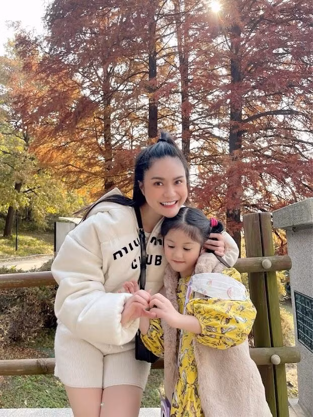 Không thể ngồi yên trước những lời công kích, bà mẹ 2 con ngay sau đó cũng đã đăng tải hẳn một đoạn clip, đáp trả gay gắt với những lời lẽ đanh thép khiến ai nghe được cũng phải lặng im. Nữ đại gia thẳng thắn cho biết: "Đừng ai can thiệp vào cách chăm và dạy con của người khác trừ khi họ hỏi ý bạn". Chưa hết, Đoàn Di Băng còn hùng hồn nói thêm: "Chỉnh bằng cái kiểu gì trong khi tao cũng cầm cây viết như vậy. Tao chỉnh cái kiểu gì? Tao có biết cầm viết đúng đâu. Phải chi mẹ nó là người chuẩn mực cầm cây viết đúng rồi để con cầm viết sai thì nói. Tao cũng cầm y chang vậy tao chỉnh bằng cái đường nào. Tao biết cầm đúng sao đâu mà chỉnh".