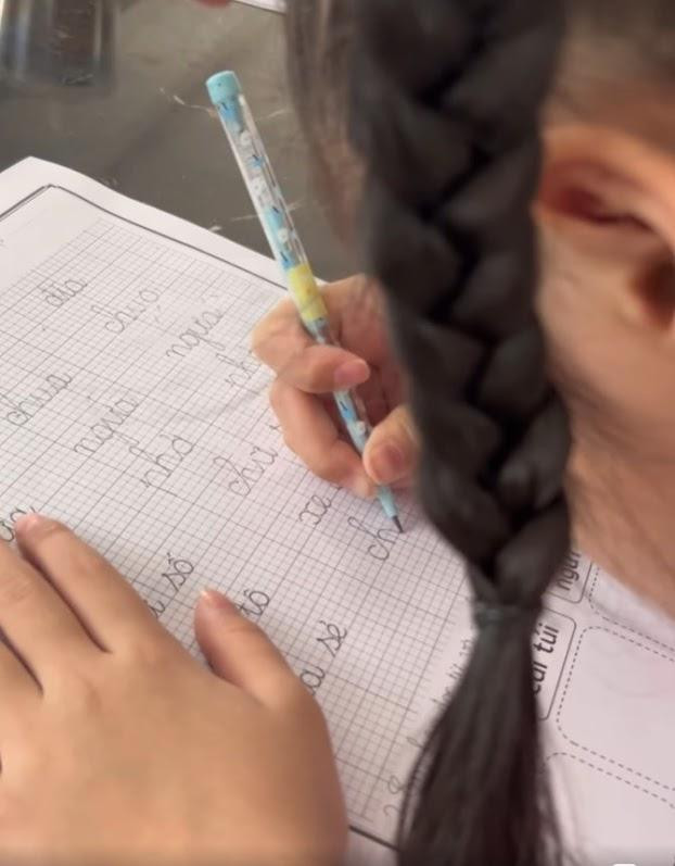 Mới đây, đăng tải hình ảnh dạy cho bé Yuki tập viết, Đoàn Di Băng cũng phải vô cùng bức xúc, khi cư dân mạng đồng loạt ùa vào chê rằng cô dạy con sai cách, thậm chí còn nặng lời nói cô không biết cách làm mẹ.